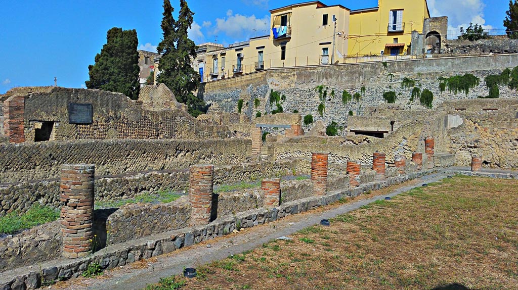 VI.1/7, Herculaneum, photo taken between October 2014 and November 2019.
Looking south-west from east portico towards columned portico of palaestra. Photo courtesy of Giuseppe Ciaramella.